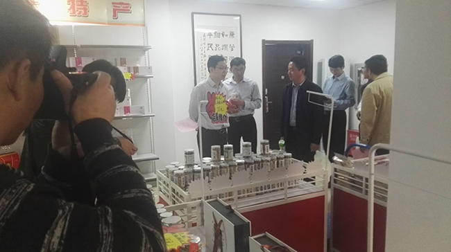 樊浪生向調(diào)研組一行介紹過灣富硒系列產(chǎn)品